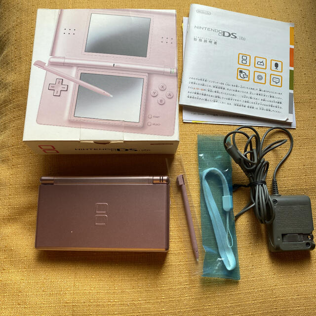 任天堂(ニンテンドウ)のNintendo DS ニンテンド-DS LITE メタリックロゼ エンタメ/ホビーのゲームソフト/ゲーム機本体(携帯用ゲーム機本体)の商品写真