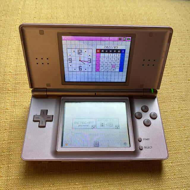 任天堂(ニンテンドウ)のNintendo DS ニンテンド-DS LITE メタリックロゼ エンタメ/ホビーのゲームソフト/ゲーム機本体(携帯用ゲーム機本体)の商品写真