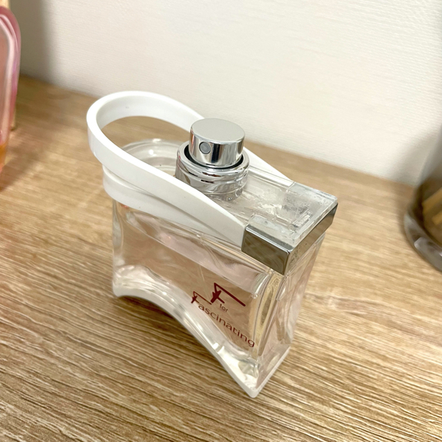 Salvatore Ferragamo(サルヴァトーレフェラガモ)のサルヴァトーレフェラガモ エフ フォーファシネイティングオードトワレ 30ml コスメ/美容の香水(香水(女性用))の商品写真