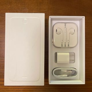 アップル(Apple)の☆ SHI様専用 ☆  iPhone ６ 充電器とイヤフォン(バッテリー/充電器)