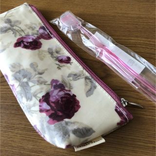 ローラアシュレイ(LAURA ASHLEY)のLAURA ASHLEYの歯ブラシ付きポーチ(未使用品)カシス(旅行用品)