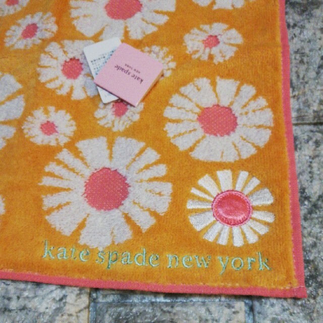 kate spade new york(ケイトスペードニューヨーク)の新品タグ付　ケイトスペードニューヨーク　タオルハンカチ27×28 レディースのファッション小物(ハンカチ)の商品写真