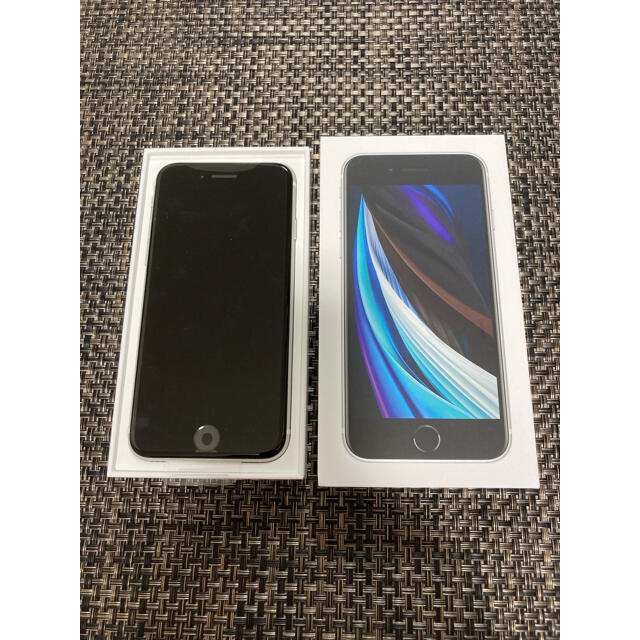 Apple(アップル)のiPhone SE２(White) 64GB simフリー【新品・未使用】 スマホ/家電/カメラのスマートフォン/携帯電話(スマートフォン本体)の商品写真