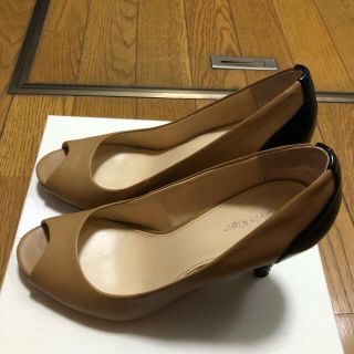 カルバンクライン(Calvin Klein)のカルバンクライン ベージュ ✖︎ 黒オープントゥパンプスエナメルパンプス (ハイヒール/パンプス)