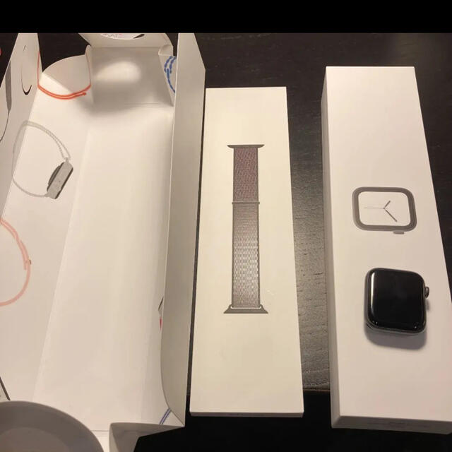 激安特価  Apple Watch - 箱とベルト付き　ジャンク品　アップルウォッチ４　44mm 腕時計(デジタル)