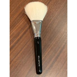 シュウウエムラ(shu uemura)の美品　シュウウエムラ  フェイスパウダーブラシ　27(チーク/フェイスブラシ)