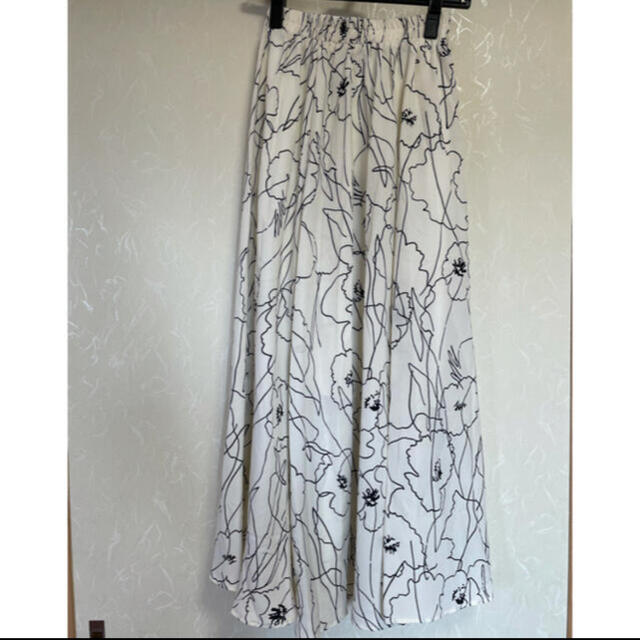 【試着のみ】ロングスカート　花柄　白　フェミニン　きれいめ レディースのスカート(ロングスカート)の商品写真