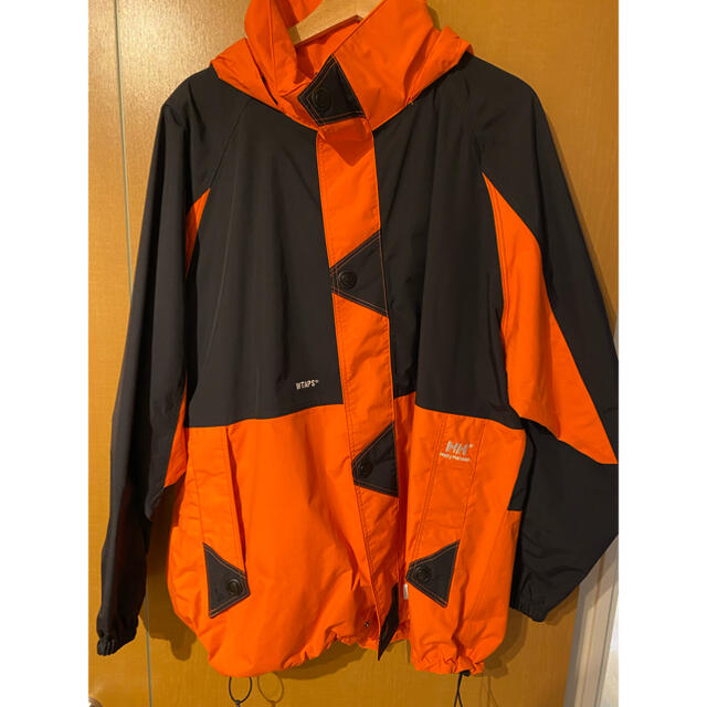 W)taps(ダブルタップス)のWTAPS × HELLY HANSEN  BOW JACKET オレンジ　XL メンズのジャケット/アウター(マウンテンパーカー)の商品写真