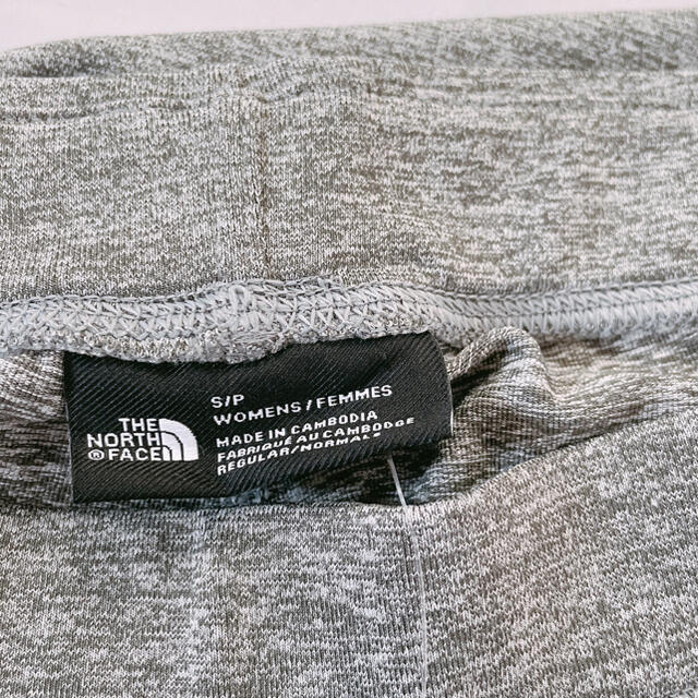 THE NORTH FACE(ザノースフェイス)の【海外限定】ノースフェイス　レディース　レギンス　ストレッチ　ロゴ　グレー　SM レディースのレッグウェア(レギンス/スパッツ)の商品写真