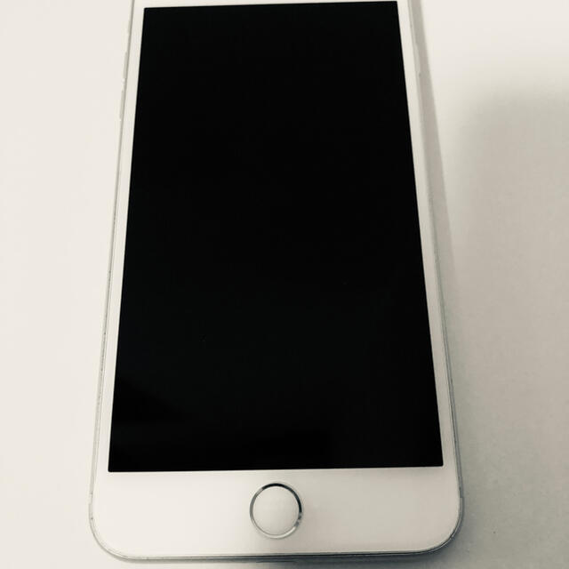 iPhone(アイフォーン)のiPhone8PLUS  2台分　本体　SIMフリー　白　黒　ホワイト　6本体 スマホ/家電/カメラのスマートフォン/携帯電話(スマートフォン本体)の商品写真