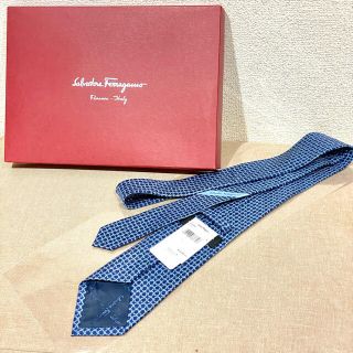 サルヴァトーレフェラガモ(Salvatore Ferragamo)の新品タグ付きフェラガモのガンチーニ柄ネクタイネイビー紺ブルー(ネクタイ)