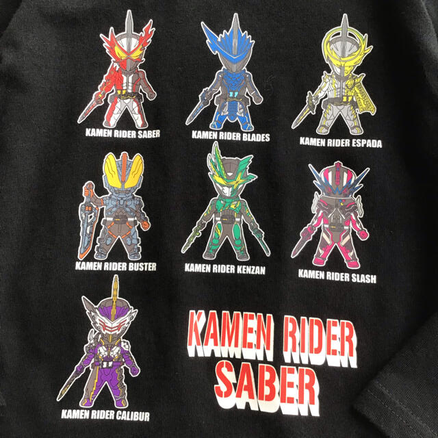 BANDAI(バンダイ)の【110】仮面ライダー セイバー 図鑑 長袖 Tシャツ ロンT 黒 キッズ/ベビー/マタニティのキッズ服男の子用(90cm~)(Tシャツ/カットソー)の商品写真