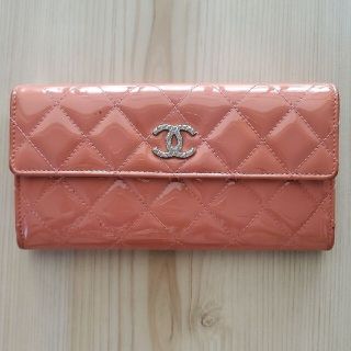 CHANEL - CHANEL エナメル財布 サーモンピンクの通販 by anchan's shop ...