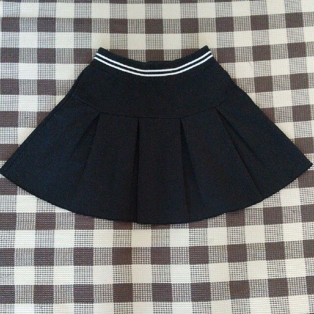 UNIQLO(ユニクロ)のユニクロ 黒 ブラック スカート 女の子 L 140㎝ キッズ/ベビー/マタニティのキッズ服女の子用(90cm~)(スカート)の商品写真