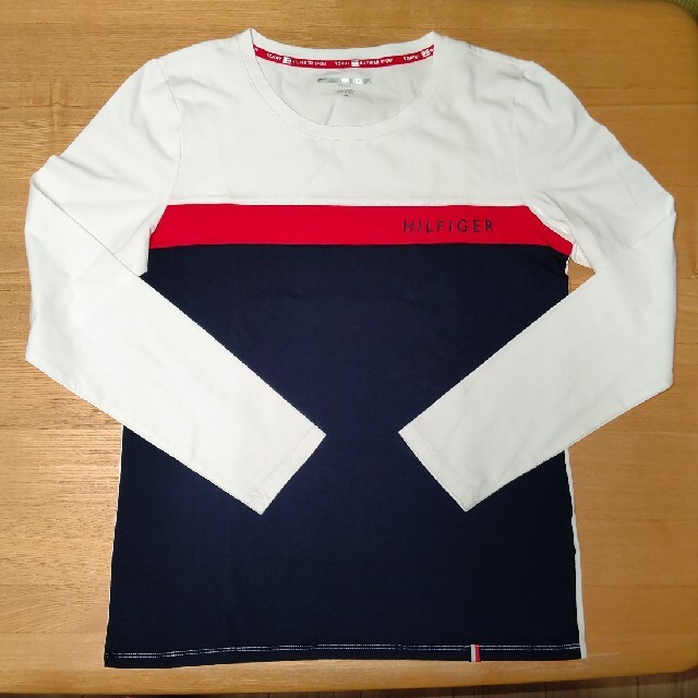 TOMMY HILFIGER(トミーヒルフィガー)のレディース ロングTシャツ 長袖 インナー カットソー レディースのトップス(Tシャツ(長袖/七分))の商品写真