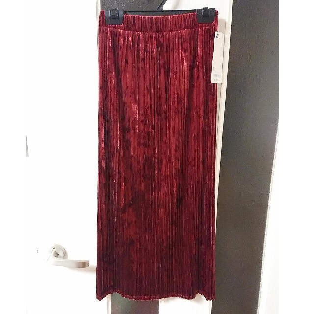 GU(ジーユー)のタグ付き　GU  クラッシュベロアプリーツスカート レディースのスカート(ロングスカート)の商品写真