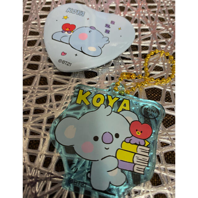 防弾少年団(BTS)(ボウダンショウネンダン)のBT21カフェ　缶バッジとアクリルキーチェーン　KOYA エンタメ/ホビーのおもちゃ/ぬいぐるみ(キャラクターグッズ)の商品写真