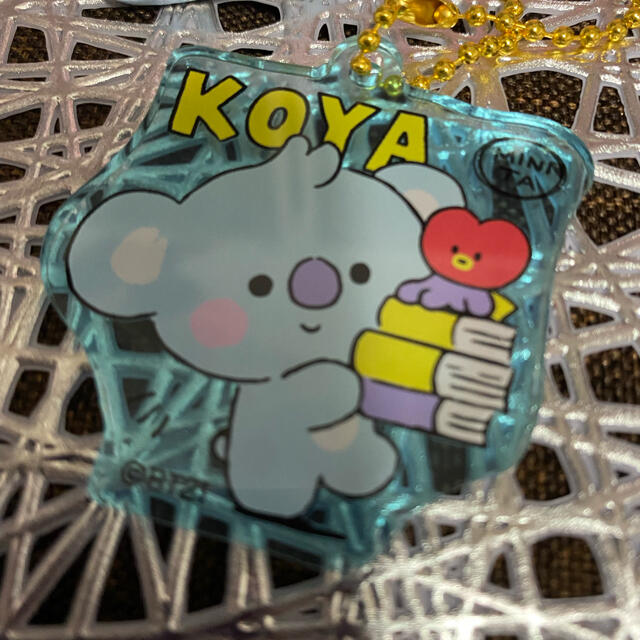 防弾少年団(BTS)(ボウダンショウネンダン)のBT21カフェ　缶バッジとアクリルキーチェーン　KOYA エンタメ/ホビーのおもちゃ/ぬいぐるみ(キャラクターグッズ)の商品写真