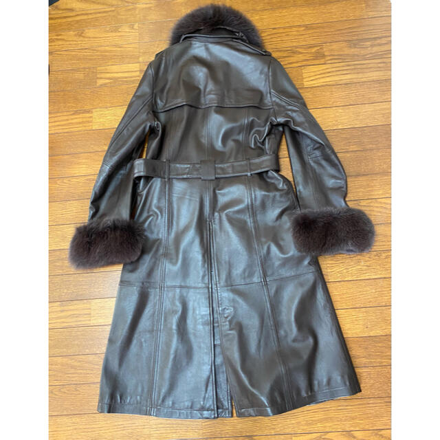 ラムレザーブルーフォックス付きコート レディースのジャケット/アウター(ロングコート)の商品写真