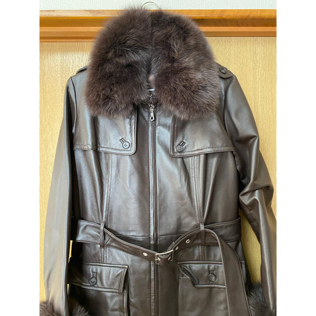 ラムレザーブルーフォックス付きコート レディースのジャケット/アウター(ロングコート)の商品写真