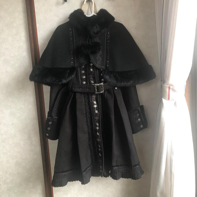 OZZON(オッズオン)のOZZ ONESTE 黒 クロス＆ローズ刺繍入りナポレオン風コートセット レディースのレディース その他(セット/コーデ)の商品写真