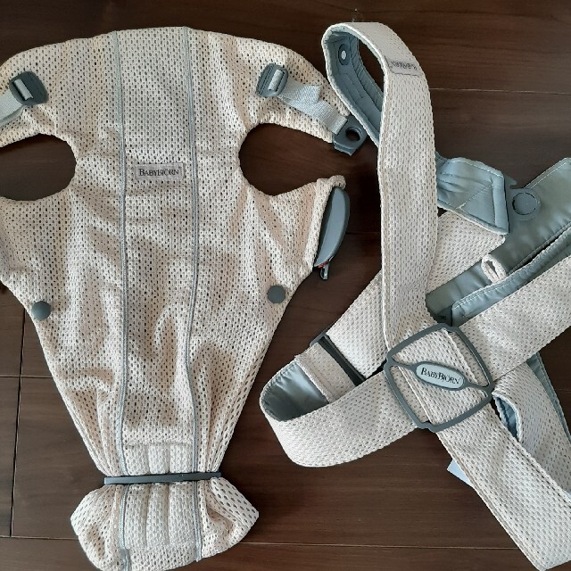 BABYBJORN(ベビービョルン)のベビービョルン　キャリアミニ　メッシュ　パーリーピンク キッズ/ベビー/マタニティの外出/移動用品(抱っこひも/おんぶひも)の商品写真