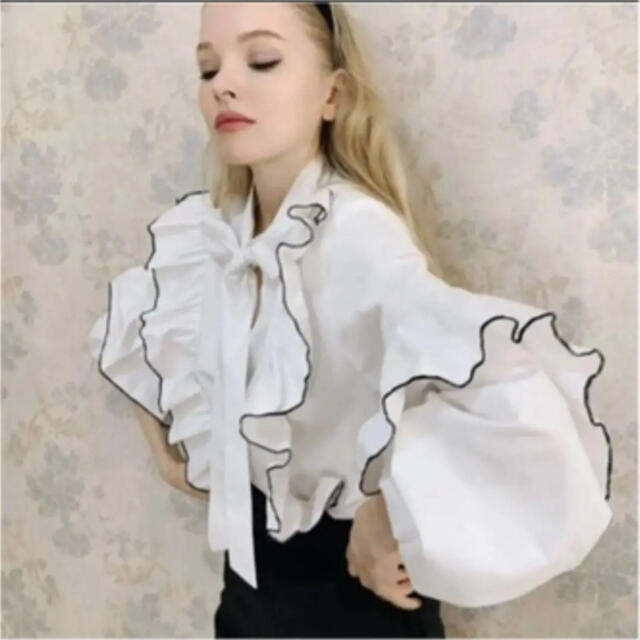 Epine piping frill volume blouse