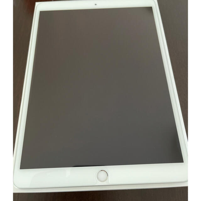 iPad(アイパッド)のiPad Air3 第三世代　SIMフリー　シルバー　64GB スマホ/家電/カメラのPC/タブレット(タブレット)の商品写真