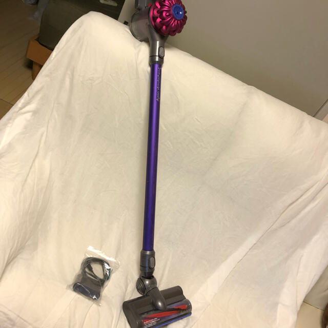 Dyson(ダイソン)のお値下げ！ダイソン ハンディタイプ 掃除機 V6 バッテリー新品 スマホ/家電/カメラの生活家電(掃除機)の商品写真