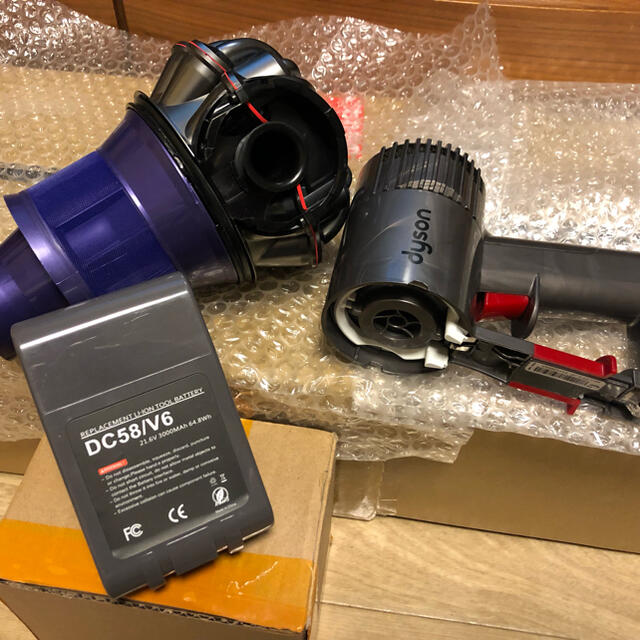 Dyson(ダイソン)のお値下げ！ダイソン ハンディタイプ 掃除機 V6 バッテリー新品 スマホ/家電/カメラの生活家電(掃除機)の商品写真