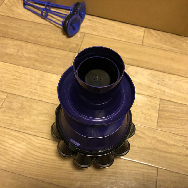 Dyson(ダイソン)のお値下げ！ダイソン ハンディタイプ 掃除機 V6 バッテリー新品 スマホ/家電/カメラの生活家電(掃除機)の商品写真