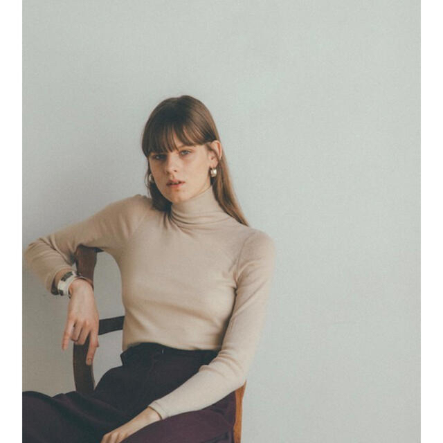 STUDIOUS(ステュディオス)のCLANE HIGH GAUGE RIB TOPS ベージュ レディースのトップス(ニット/セーター)の商品写真