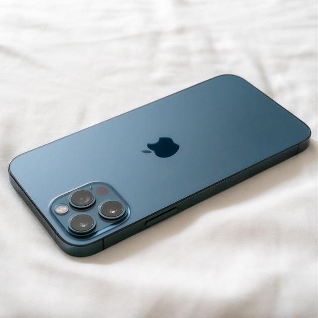 iPhone(アイフォーン)の美品 iPhone 12 Pro パシフィックブルー 128GB SIMフリー スマホ/家電/カメラのスマートフォン/携帯電話(スマートフォン本体)の商品写真