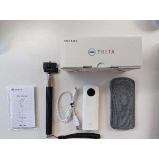 リコー(RICOH)の【美品】RICOH THETA SC2 WHITE　自撮り棒付き(コンパクトデジタルカメラ)