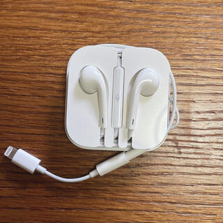 アップル(Apple)のApple 純正イヤホン　ライトニングケーブルタイプ(ヘッドフォン/イヤフォン)