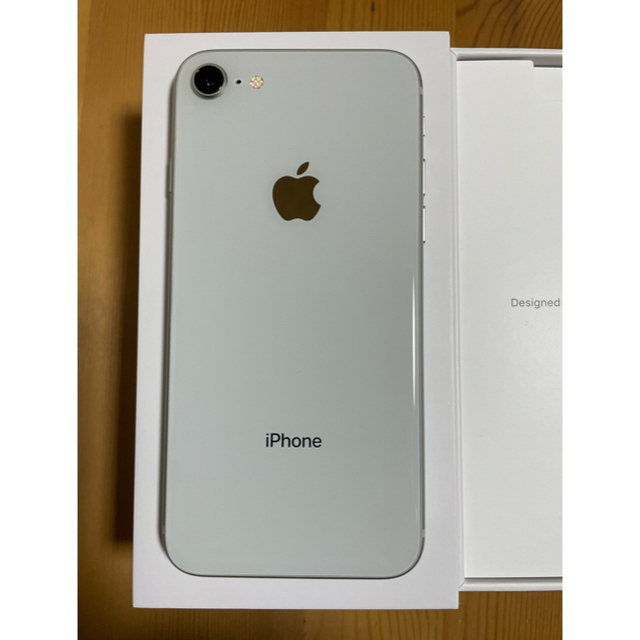 Apple(アップル)のiPhone8 シルバー 64GB SIMフリー スマホ/家電/カメラのスマートフォン/携帯電話(スマートフォン本体)の商品写真