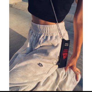 アリシアスタン(ALEXIA STAM)のjuemi  EMB Crease Wide Sweat Pants(カジュアルパンツ)