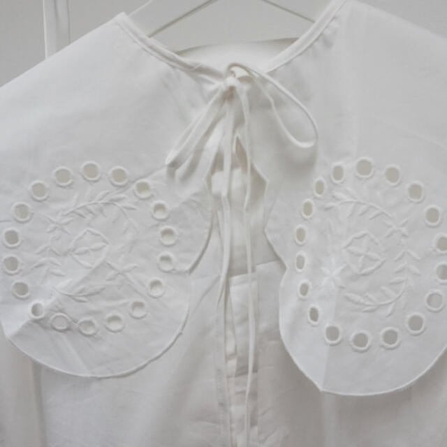 ZARA(ザラ)の刺繍セーラーブラウス　付け襟付き　ホワイト レディースのトップス(シャツ/ブラウス(長袖/七分))の商品写真
