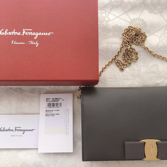 Salvatore Ferragamo(サルヴァトーレフェラガモ)のフェラガモ　  二つ折り長財布 チェーンウォレット レディースのバッグ(ショルダーバッグ)の商品写真