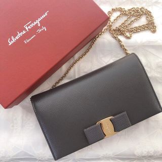 サルヴァトーレフェラガモ(Salvatore Ferragamo)のフェラガモ　  二つ折り長財布 チェーンウォレット(ショルダーバッグ)