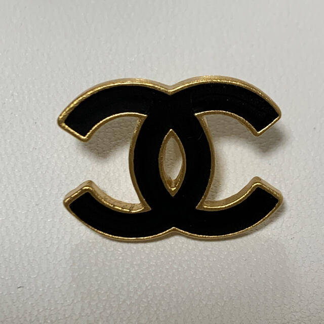 CHANEL(シャネル)のシャネル　ヴィンテージ　ブローチ　2002年　ブラック　ゴールド ハンドメイドのアクセサリー(コサージュ/ブローチ)の商品写真