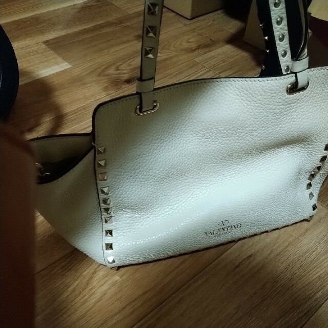 ヴァレンティノ　ロックスタッズバッグ レディースのバッグ(ハンドバッグ)の商品写真
