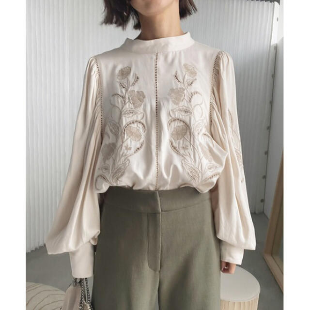 Ameri VINTAGE(アメリヴィンテージ)のLADY EMBROIDERY PUFF BLOUSE レディースのトップス(シャツ/ブラウス(長袖/七分))の商品写真