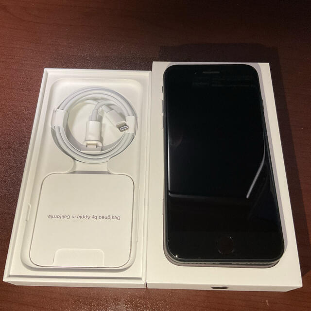 Apple(アップル)のiPhoneSE　第2世代  ブラック　64ギガ　SIMフリー  美品おまけ付き スマホ/家電/カメラのスマートフォン/携帯電話(スマートフォン本体)の商品写真