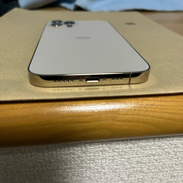 Apple(アップル)のiPhone 12 pro Gold 256GB SIMフリー ゴールド スマホ/家電/カメラのスマートフォン/携帯電話(スマートフォン本体)の商品写真