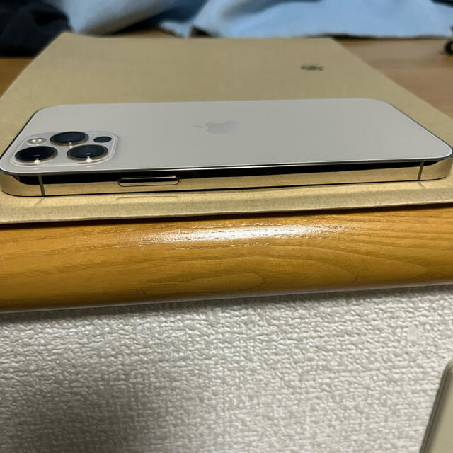 Apple(アップル)のiPhone 12 pro Gold 256GB SIMフリー ゴールド スマホ/家電/カメラのスマートフォン/携帯電話(スマートフォン本体)の商品写真