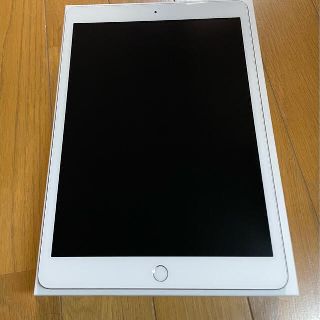 ★美品★ アップル iPad 第8世代 WiFiモデル 32GB シルバー 3