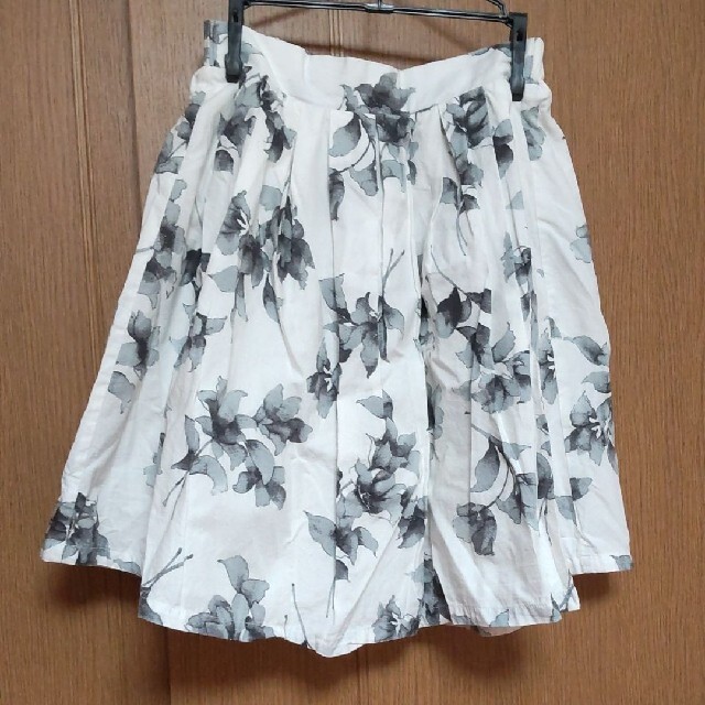スカート　M　 白×黒花 レディースのスカート(ひざ丈スカート)の商品写真