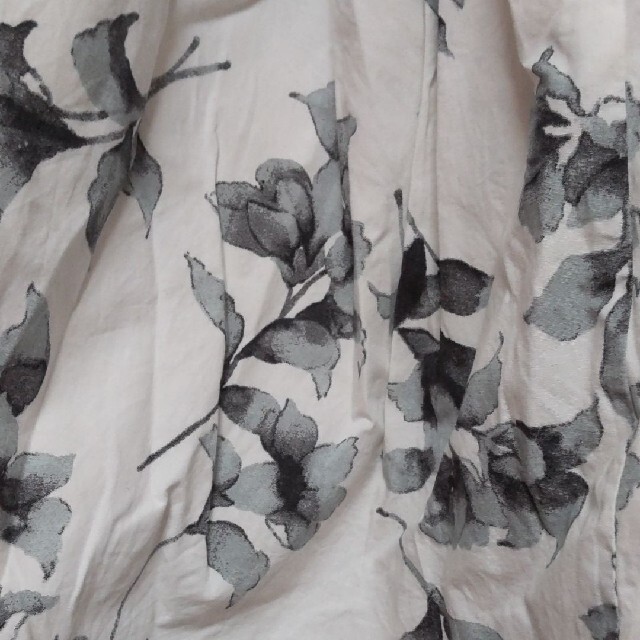 スカート　M　 白×黒花 レディースのスカート(ひざ丈スカート)の商品写真