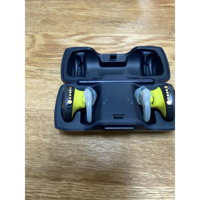 BOSE(ボーズ)のみーく様専用　BOSE ボーズ SOUNDSPORT FREE イヤホン スマホ/家電/カメラのオーディオ機器(ヘッドフォン/イヤフォン)の商品写真